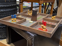 Houten speelbord met pionnnen op lederen bijzetpoef - afbeelding 3 van  3