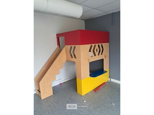 Houten speelhuisje met verdiep en trap - afbeelding 1 van  5