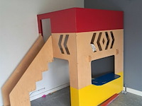 Houten speelhuisje met verdiep en trap - afbeelding 1 van  5