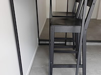 Houten staantafel + 2x houten barstoel - afbeelding 2 van  5