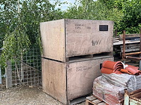 Houten stapelkrat palletbox met metalen bodem x2