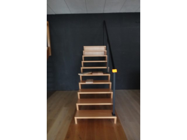 Houten steektrap showroom model - afbeelding 1 van  4