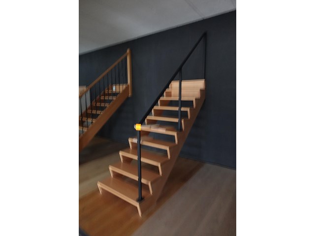 Houten steektrap showroom model - afbeelding 2 van  4