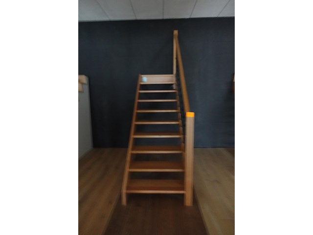 Houten steektrap showroom model - afbeelding 1 van  3