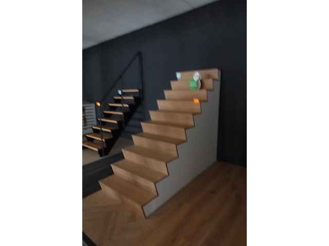Houten steektrap showroom model - afbeelding 2 van  4