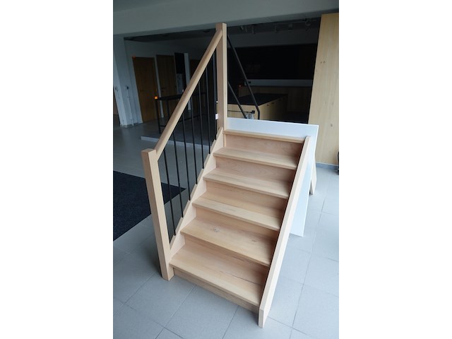 Houten steektrap showroom model - afbeelding 1 van  2
