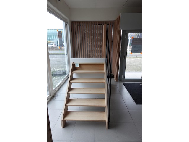 Houten steektrap showroom model - afbeelding 1 van  4