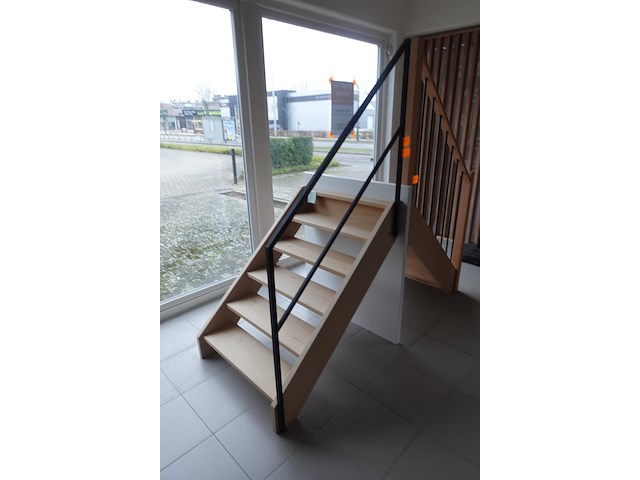 Houten steektrap showroom model - afbeelding 2 van  4