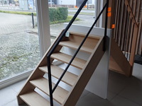 Houten steektrap showroom model - afbeelding 2 van  4