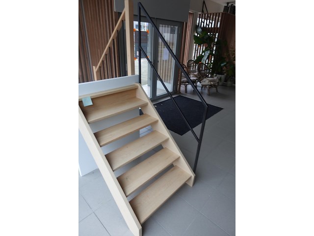 Houten steektrap showroom model - afbeelding 4 van  4