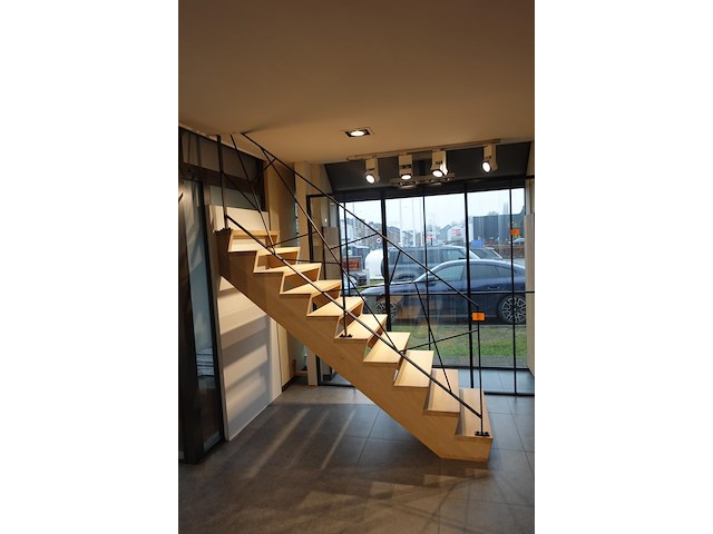 Houten steektrap showroom model - afbeelding 1 van  4