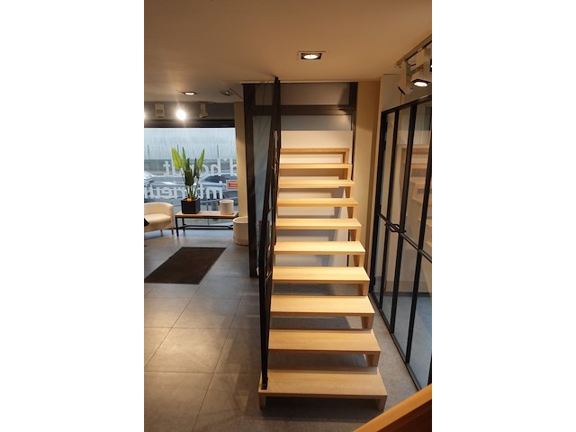 Houten steektrap showroom model - afbeelding 2 van  4