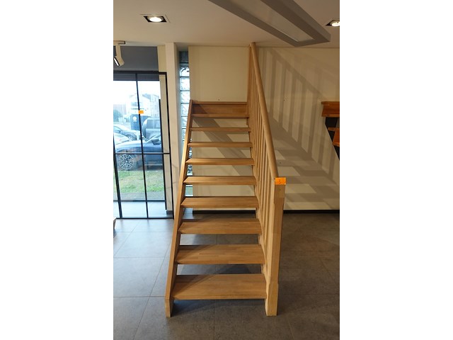 Houten steektrap showroom model - afbeelding 1 van  3