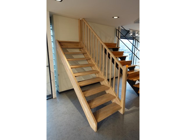 Houten steektrap showroom model - afbeelding 2 van  3