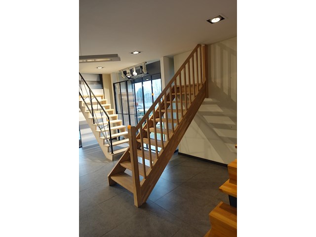 Houten steektrap showroom model - afbeelding 3 van  3