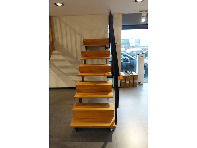 Houten steektrap showroom model - afbeelding 1 van  3