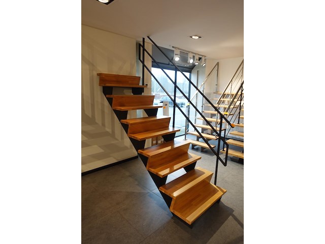Houten steektrap showroom model - afbeelding 2 van  3