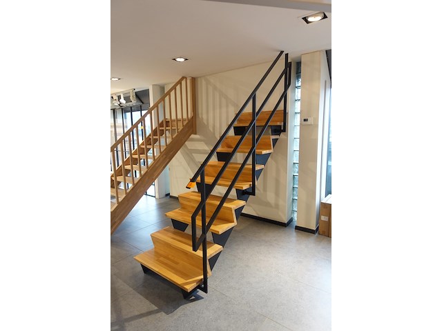 Houten steektrap showroom model - afbeelding 3 van  3