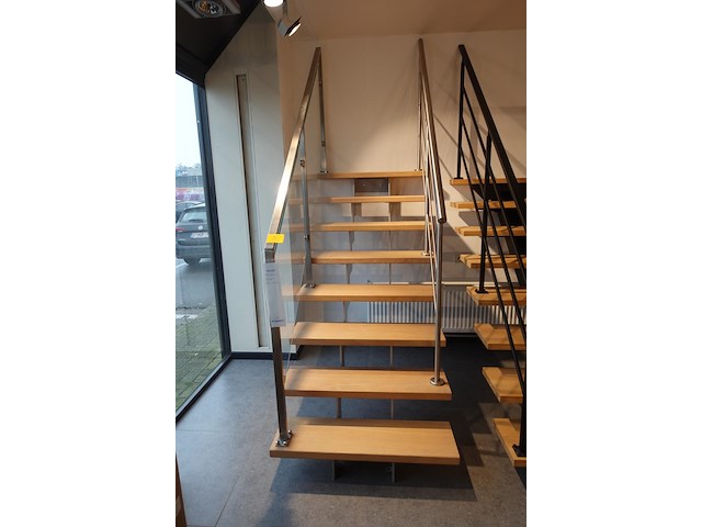 Houten steektrap showroom model - afbeelding 1 van  6