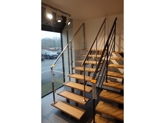 Houten steektrap showroom model - afbeelding 2 van  6
