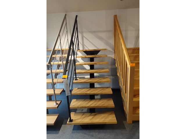 Houten steektrap showroom model - afbeelding 1 van  4