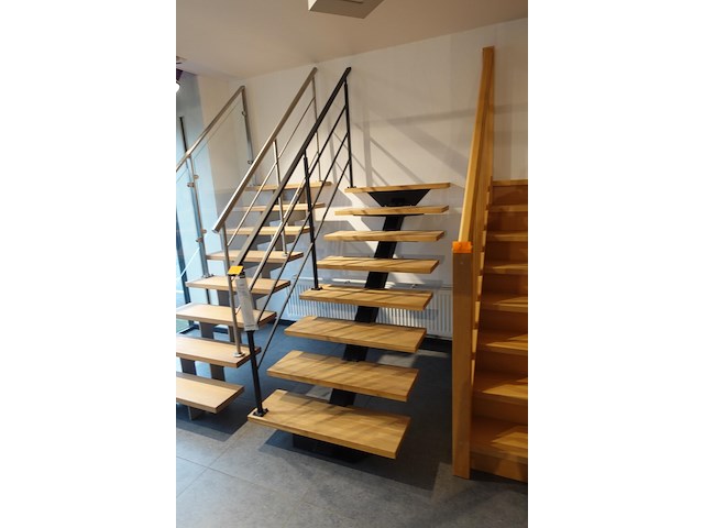 Houten steektrap showroom model - afbeelding 2 van  4