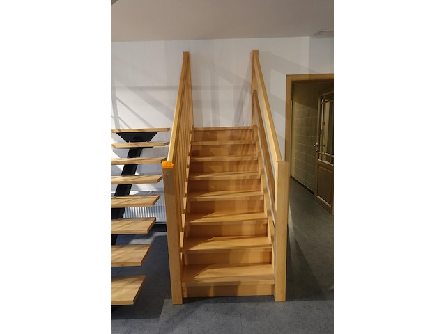 Houten steektrap showroom model - afbeelding 1 van  3