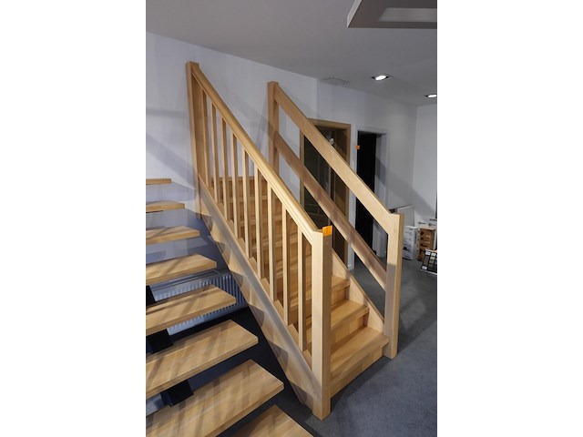 Houten steektrap showroom model - afbeelding 2 van  3