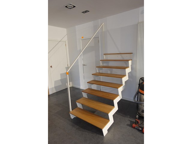 Houten steektrap showroom model - afbeelding 2 van  3