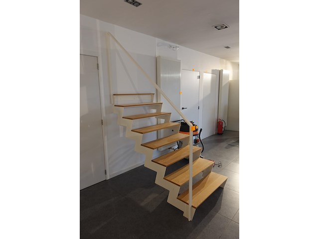 Houten steektrap showroom model - afbeelding 3 van  3