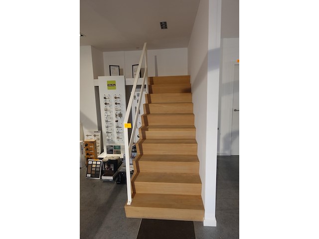 Houten steektrap showroom model - afbeelding 1 van  2