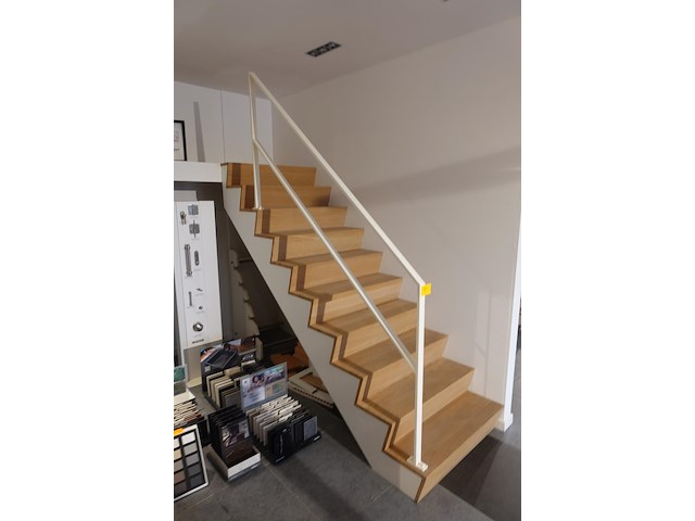 Houten steektrap showroom model - afbeelding 2 van  2