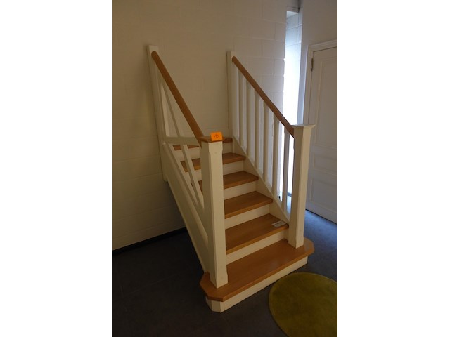 Houten steektrap showroom model - afbeelding 2 van  5