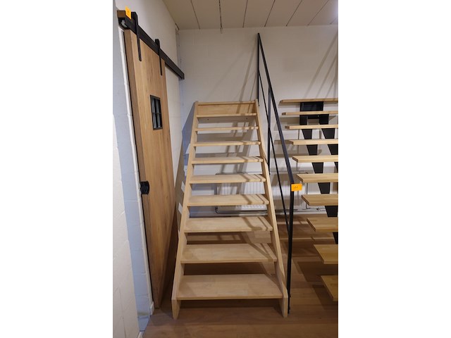 Houten steektrap showroom model - afbeelding 1 van  2