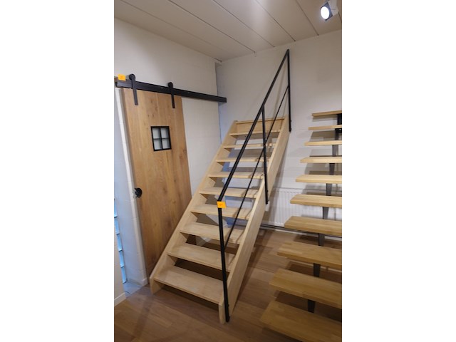 Houten steektrap showroom model - afbeelding 2 van  2