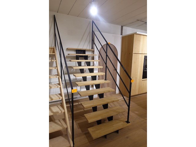 Houten steektrap showroom model - afbeelding 2 van  3
