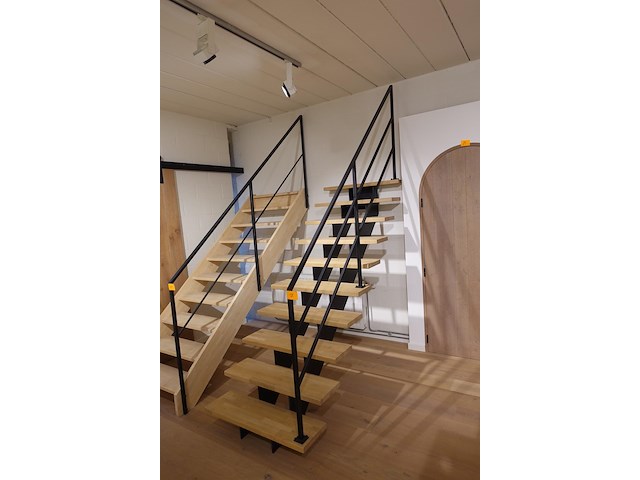 Houten steektrap showroom model - afbeelding 3 van  3