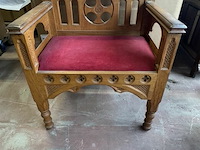 Houten stoel met armleuning