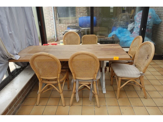 Houten tafel + 12x diverse stoel - afbeelding 1 van  5