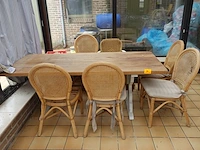 Houten tafel + 12x diverse stoel