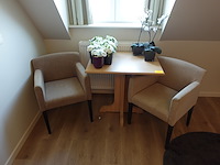 Houten tafel + 2 stoelen - afbeelding 2 van  2