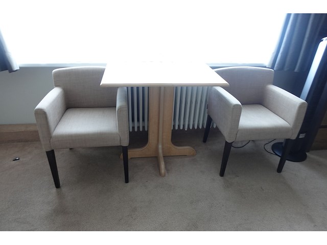 Houten tafel + 2 stoelen - afbeelding 1 van  3