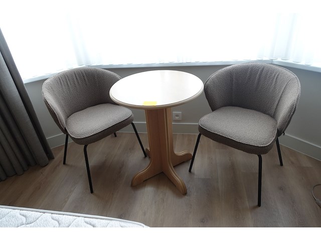 Houten tafel + 2 stoelen - afbeelding 1 van  1