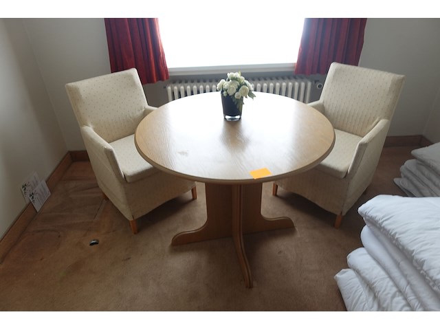 Houten tafel + 2 stoelen - afbeelding 1 van  1