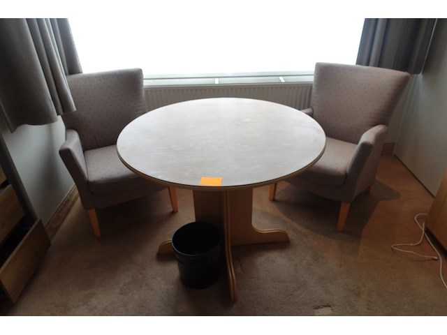 Houten tafel + 2 stoelen - afbeelding 1 van  1