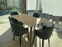 Houten tafel met 5 stoelen
