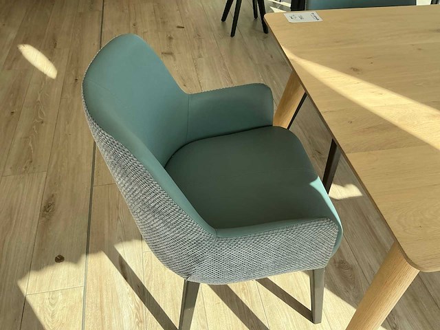 Houten tafel met 5 stoelen - afbeelding 4 van  5