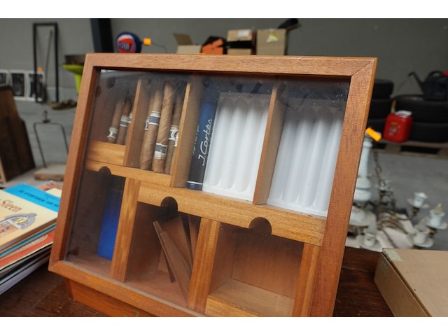 Houten tafel met diversen - afbeelding 2 van  12