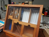 Houten tafel met diversen - afbeelding 2 van  12