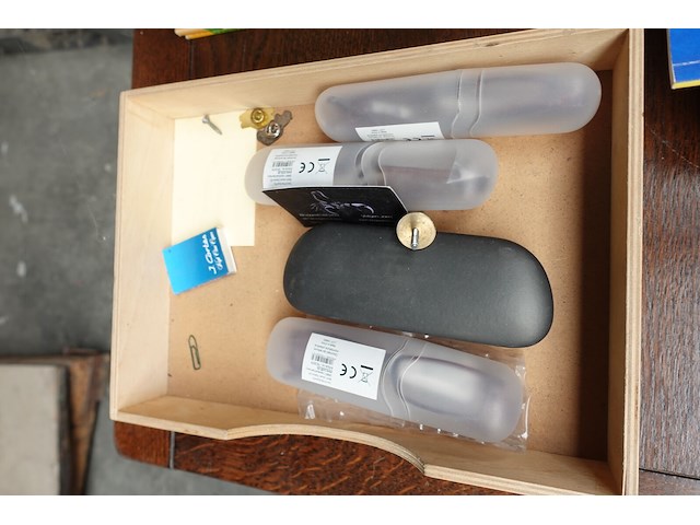 Houten tafel met diversen - afbeelding 3 van  12